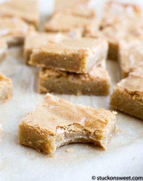 Gooey Blondies Recipe, Fudgy Blondies, Gooey Blondies, Chewy Blondies Recipe, Chewy Blondies, Baked Bars, Apartment Recipes, Best Easy Dessert Recipes, Baked Recipes