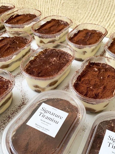 Tiramisu Business Ideas, Tiramisu Packaging Design, Dessert Cup Packaging, Packaging Desserts Ideas, Tiramisu Aesthetic Photography, Tiramisu Brownies Recipe, Tiramisu Packaging Ideas, Tiramisu Business, Tiramisu Cake Aesthetic