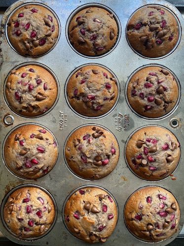 The Katamon Kitchen: Pomegranate Chocolate Muffins Pomegranate Muffins Recipe, Pomegranate Dessert Recipes, Pomegranate Recipes Healthy, Pomegranate Muffins, Pomegranate Dessert, Pomegranate Chocolate, Pomegranate Recipes, Cake For Breakfast, Sweet Tart