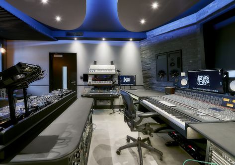 Recording Studio Design and Build - Studio Creations Music Studio Room Luxury, Studio Music Room, Studio Room Design, Music Studio Design, Music Studio Decor, Music Room Design, Home Recording Studio Setup, Recording Studio Setup, Home Studio Ideas