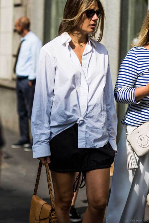 Street Style, Celebrity Style, Outfit Ideas ... ​Style Tip; Try a #shirt #dress Find outfit ideas, outfits to wear to work, date outfit ideas, shopping advice Oversized Shirt Outfit, Casual Chique Stijl, Oversized White Shirt, Black And White Outfit, White Shirt Outfits, Style Casual Chic, Oversized Outfit, Mode Inspo, 가을 패션