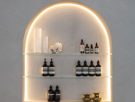 Spa Retail Display, Spa Shelves, Ideas Decoracion Salon, Calming Interiors, Home Hair Salons, Spa Interior Design, Hair Salon Interior, Salon Suites Decor, Clinic Interior Design