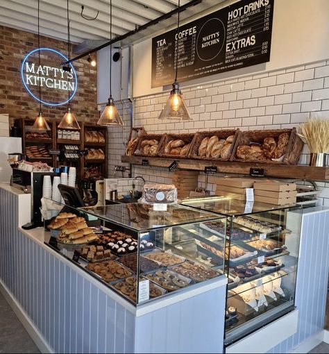 Bakery Bar Counter, Coffe Bakery Shop, Cute Small Bakery Shop, Country Bakery Design, Bakery Pastry Display, French Pastry Shop Interior, Tiny Bakery Shop Design, Christian Bakery Ideas, Tiny Bakery Shop