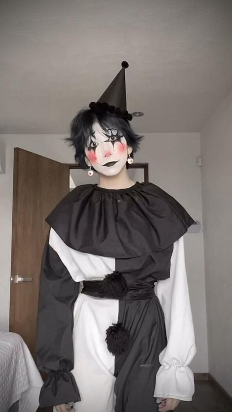 Clown Costume Diy, Jester Makeup, Jester Halloween, Pierrot Costume, Black And White Clown, Clown Costume Women, Funny Halloween Jokes, Cute Clown Makeup, Halloween Makeup Clown