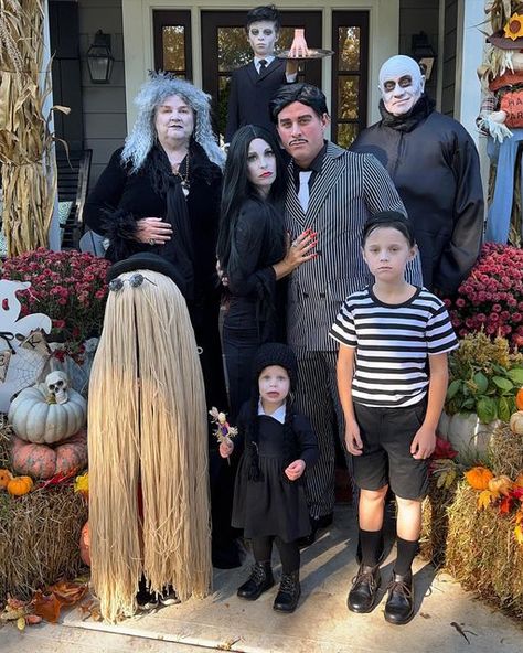 Addams Costume Family, Halloween Costumes Adams Family, Company Halloween Party, Adams Family Costume, Addams Family Halloween Costumes, Adams Family Halloween, Grandma Costume, Family Costumes Diy, Addams Family Theme