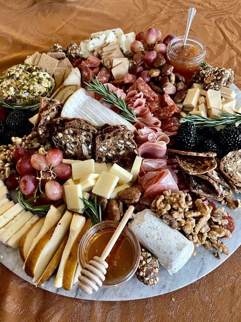 Grazing Board Thanksgiving, Charcuterie Board Autumn, Sharkootery Board, Charcuterie Board Aesthetic Picnic, Holiday Themed Charcuterie Board, Fall Grazing Board Ideas, Fall Grazing Board, Thanksgiving Grazing Board, Thanksgiving Board Ideas