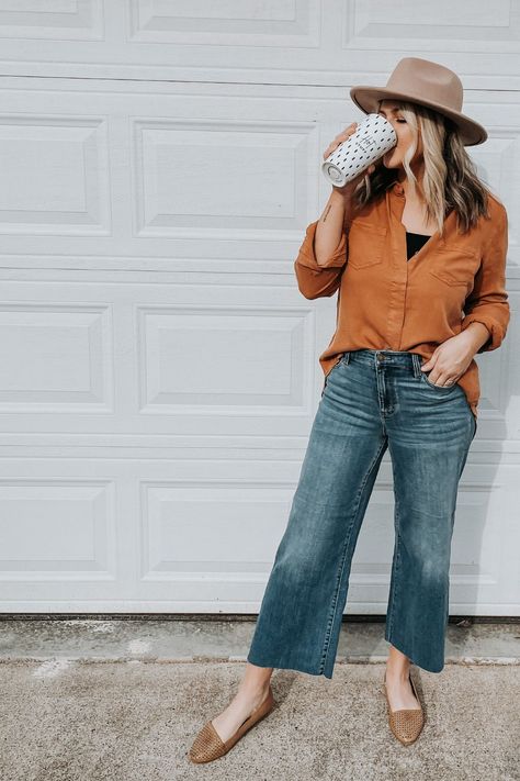 Cute Hat Outfits, Casual Office Fashion, Jeans Outfit Spring, Wide Leg Jeans Outfit, Liverpool Jeans, Pull On Jeans, Casual Sportswear, Outfits With Hats, Casual Denim