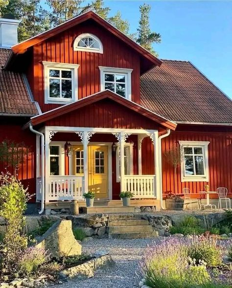 Scandinavian Cabin Swedish Cottage, Swedish Farmhouse Exterior, Scandinavian Cottage Exterior, Norwegian Cottage, Country House Exterior, Swedish Houses, Norwegian House, Scandinavian Cottage, Red Houses