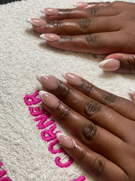 Oval Shaped Nails Black Women, Pink Rounded French Tip Nails, Biab Nails Extension, Short Curved French Tip Nails, Natural Curved Acrylic Nails, French Tip Nails Round, French Manicure Natural Nails, Round Nails French Tip, Oval Shape Nails