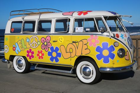 Volkswagen Surf Vans At The Surf City Pier! Cute Vans Car, Volks Wagon Van, Vw Hippie Van, Combi Hippie, Van Hippie, Hippie Vans, Surf Van, Volkswagen Vans, Hippie Car