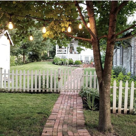 Farmhouse Fence Ideas, Natural Wood Fence, White Picket Fence Garden, Farmhouse Fence, Picket Fence Garden, Farmhouse Yard, Wood Picket Fence, Diy Backyard Fence, Country Fences