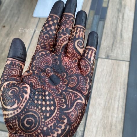 Dark Henna Stain, Henna Dark Skin, Henna On Dark Skin, Pretty Henna, Henna Stain, Black Henna, Pretty Henna Designs, African Styles, Natural Henna