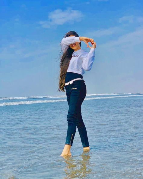 44.6k Likes, 227 Comments - Reeja Jeelani 🌹 (@reeja_jay.official) on Instagram: ““New year. Same me. Bigger goals.” . Happy new year. ❤️ Thanks a bunch for all the love you’ve…” Beach Photography Poses, Afghan Dresses, Photography Posing Guide, Stylish Photo Pose, Couple Photoshoot Poses, Model Poses Photography, Foto Casual, Fashion Photography Poses, Best Photo Poses