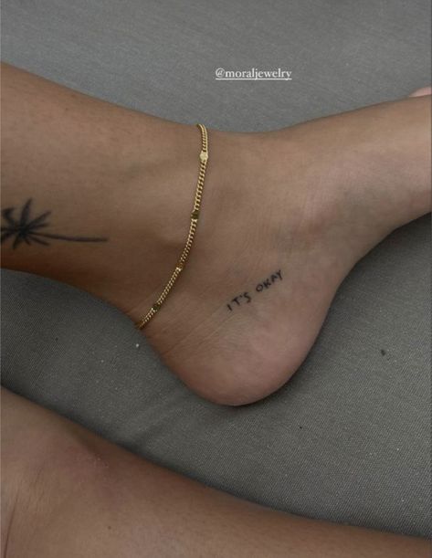 Foot Tattoo Ideas, Tiny Foot Tattoos, Heel Tattoos, Meaningful Word Tattoos, Cute Foot Tattoos, Cute Ankle Tattoos, Small Foot Tattoos, Tattoo Schrift, Ankle Tattoos For Women