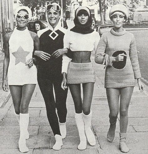 Isabel Costa, Vintage Fashion 70s, Space Age Fashion, Four Women, Moda Hippie, Decades Of Fashion, Swinging London, 60s 70s Fashion, Walking Down The Street