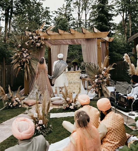 Socially-Distanced Backyard Indian Wedding Sikh Wedding Decor, Boho Florals, Backyard Wedding Ceremony, Small Weddings Ceremony, Wedding Setup, Yard Wedding, Desi Wedding Decor, Indian Wedding Inspiration, Outdoor Indian Wedding