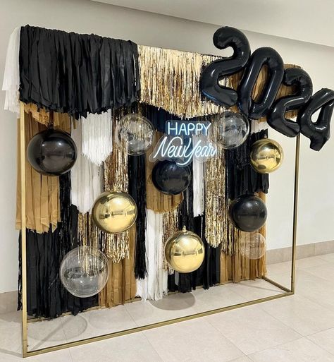 New Year’s Eve Balloon Decor, Office New Year Decoration, Nye Backdrop Diy, New Year’s Eve Backdrop, New Years Backdrop Ideas, New Year Ideas Decoration, New Years Balloon Garland, New Years Eve Photo Backdrop, New Years Decoration Ideas