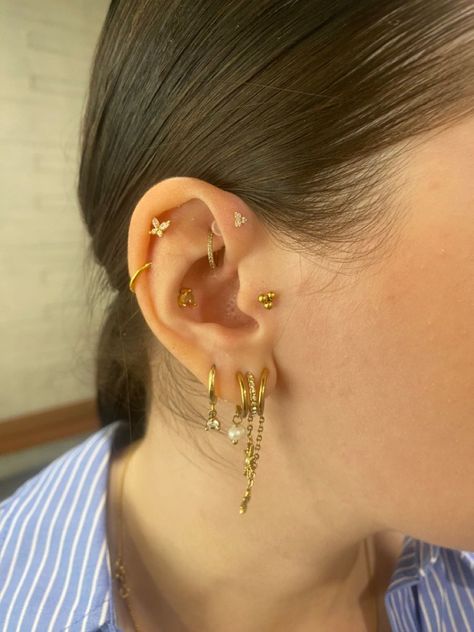 composition dorée piercing oreille Earring Combos Ear Piercings, Conch And Flat Piercing, Piercing Composition, Gold Ear Piercings, Piercing Combos, Ear Setup, Full Ear Piercings, Minimalist Ear Piercings, Constellation Piercings