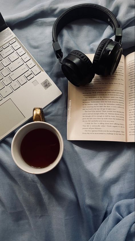 #tea #headphones #booklover #books #bookworm #laptop #blue Headphones Book Aesthetic, Books And Earphones, Big Headphones, Tea Book, Doctor Cake, Art App, Random Aesthetics, Library Aesthetic, Computer Headphones