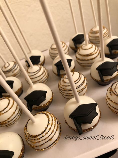 Graduation cake pops class of 2018 Instagram neys.sweet.treats Graduation Deserts, Cake Pop Ideas, Graduation Cake Pops, Graduation Cake Designs, Tårta Design, Graduation Party Desserts, Graduation Treats, Graduation Food, Graduation Desserts