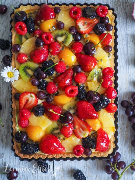 Classic Fruit Tart, Fruit Tart Decoration Ideas, Winter Fruit Tart, French Tart Recipes, Fruit Tart Decoration, French Fruit Tart Recipe, Gluten Free Fruit Tart, Fruit Tart Glaze, French Fruit Tart