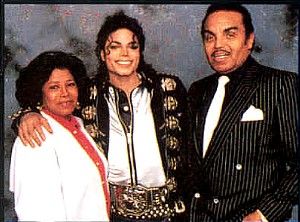 Mama Kat, Michael, Papa Joe Old Apple Logo, Michael Jackson Photoshoot, Michael Jackson Bad Era, Michael Jackson Quotes, Michael Jackson Wallpaper, Michael Jackson Rare, Jackson Bad, Michael Jackson Smile, Joseph Jackson