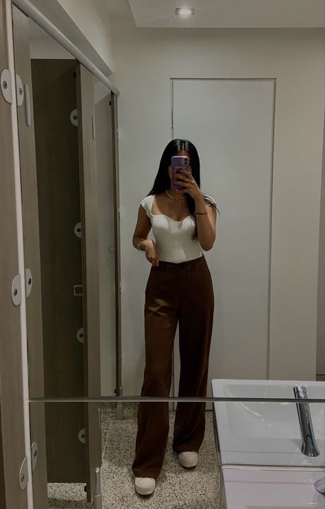 Corporate outfit
Work outfit
Office outfit
Brown trouser outfit
White top outfit
Elegant outfit
Old money outfit Brown Slacks Outfit, Slacks Outfit, White Tops Outfit, Brown Slacks, Stylish Work Outfits, Brown Pants, Colored Pants, Brown Top, Straight Leg Trousers