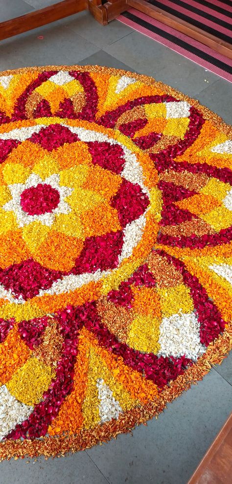 Pookalam Design Onam Easy, Floral Rangoli Designs Flower, Onam Vibes, Rangoli Aesthetic, Floral Rangoli, Hotel Flower Arrangements, Pookalam Design, Simple Flower Rangoli, Hotel Flowers