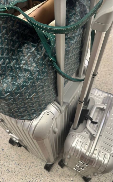 Travel Bag Aesthetic Airport, Goyard Travel Aesthetic, Luggage Aesthetic, Airport Luggage, Airport Outfit Summer, Twisted Lies, Airport Tips, Inside My Bag, Goyard Bag