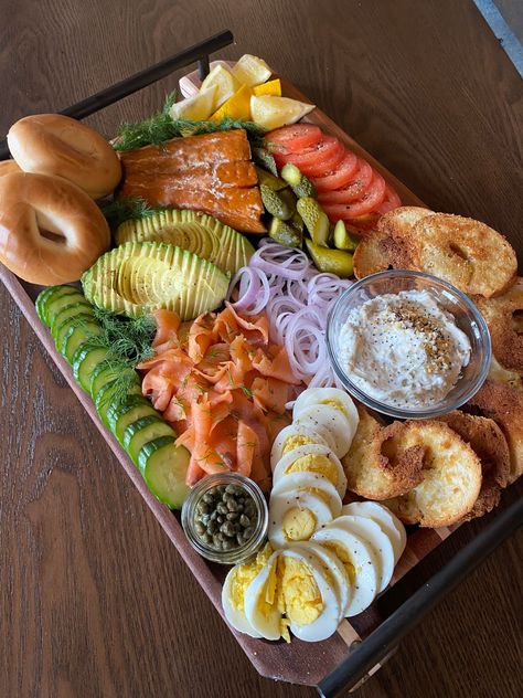 Bagel Lox Platter, Bagel Lox Charcuterie Board Ideas, Lox Brunch Board, Breakfast Bagel Charcuterie Board, Lox And Bagel Board, Breakfast Bagel Board, Bagel Lox Board, Bagel And Lox Board, Bagels With Lox