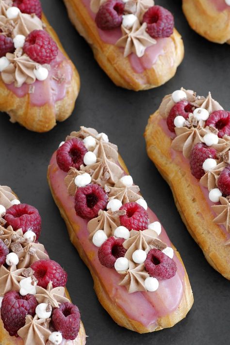 Raspberry and Milk Chocolate Eclairs Chocolate Eclairs, Kue Macaroon, Eclair Recipe, Mini Torte, Chocolate Eclair, Low Carb Cheesecake, Valentine Desserts, Vevey, Eclairs