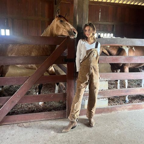 Vintage Country Aesthetic Outfits, Farm Clothes, Looks Country, Western Life, Cowgirl Aesthetic, Western Aesthetic, Ranch Life, A Barn, Horse Life