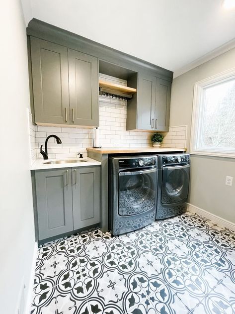 Farmhouse Laundry Room Design, Mosiac Floor, Modern Farmhouse Laundry, Farm House Laundry Room, Landry Room, Modern Farmhouse Laundry Room, Laundry Room Tile, House Laundry Room, White Shaker Cabinets