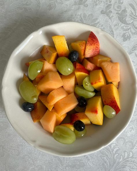 Fruit bowls >> Fruit Bowl Aesthetic, Summer Fruit Bowl, Bowl Aesthetic, Tumblr Food, Healthy Food Dishes, Fruit Bowls, Summer Fruit, Fruit Bowl, Pretty Food