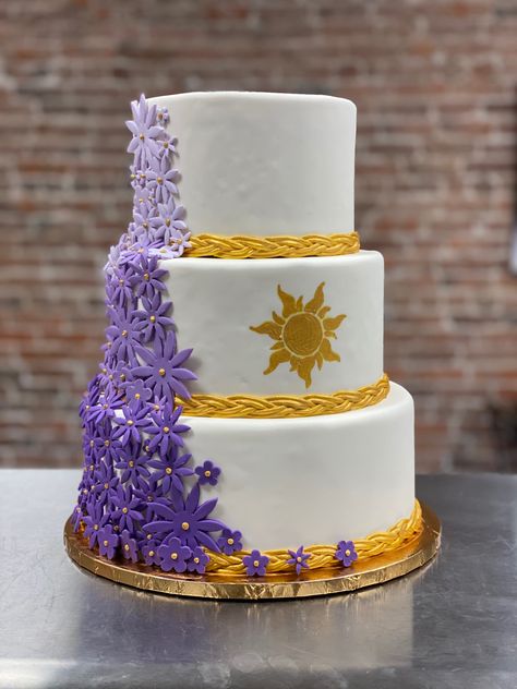 Rupunzel Quince Theme Cake, Tangled Cake Aesthetic, Rapunzel Cake Quinceanera, Tangled 18th Birthday Cake, Rapunzel Quinceanera Theme Cake, Rupunzle Theme Sweet 16, Tangled Themed Sweet 16 Cake, Tangled Inspired Wedding Cake, Rapunzel 15 Theme Cake