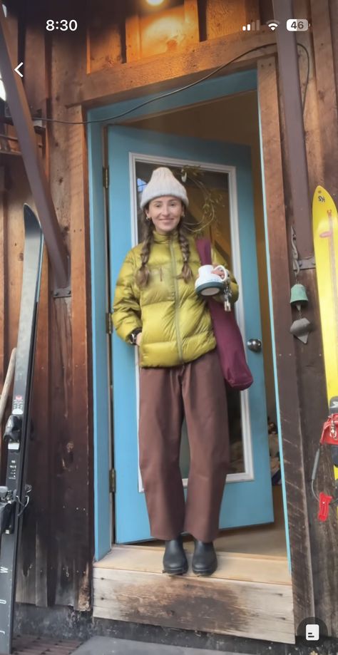 Winter Outdoorsy Outfits, Pnw Street Style, Granola Minimalist Style, Gardenheir Clogs Outfit, Gorp Core Aesthetic, Gorpcore Winter Outfit, Scandi Fashion Aesthetic, Steezy Outfits, Granola Dress Outfit