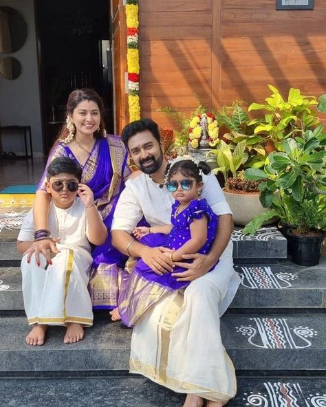 Family Matching Outfits Indian, Sneha Prasanna, Actress Sneha, Family Clothing Sets, Pink Blouse Designs, Mom Daughter Outfits, New Saree Designs, Indian Family, Family Photoshoot Outfits