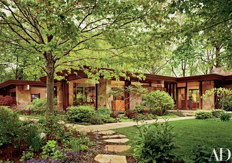 With respect for its midcentury design, a couple calls on architect Margaret McCurry to update their Chicago home for coming generations Mid Century Modern House Exterior, Midcentury Home, Modern Architecture House, Architecture Exterior, Modern House Plans, Mid Century Modern House, Modern Exterior, Mid Century House, Architectural Digest