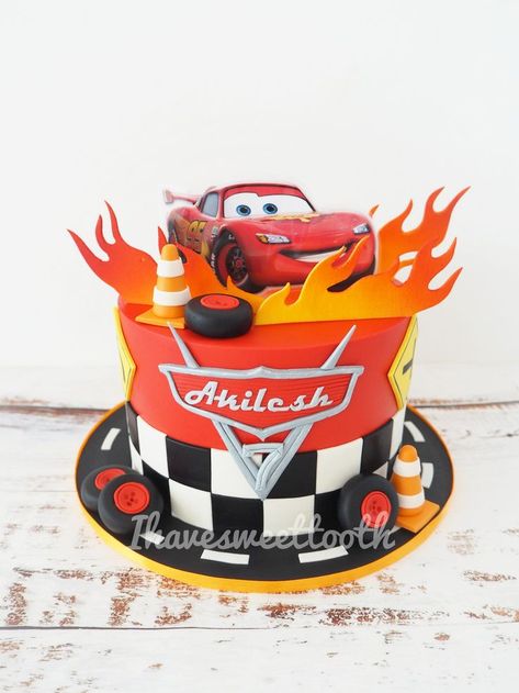 Cake Lightning Mcqueen, Lightning Mcqueen Birthday Cake, Queen Birthday Party, Racing Cake, Lightning Mcqueen Cake, Flash Mcqueen, Hot Wheels Cake, Mcqueen Cake, Buttercream Frosting Cake