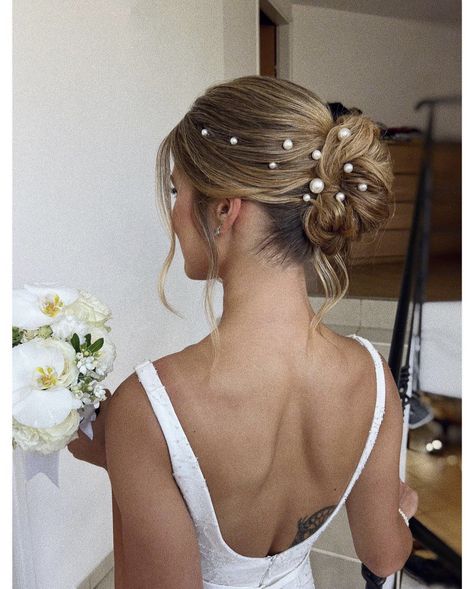 Wedding Hair Flower Crown, Prom Hair Updo, Flower Crown Hairstyle, Ball Hairstyles, Simple Wedding Hairstyles, Hair Accessories Pearl, Hair Up Styles, Wedding Hair And Makeup, Bride Hairstyles