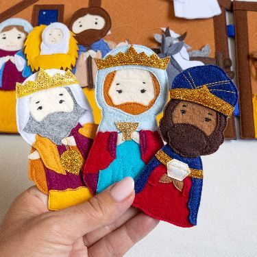 Use this downloadable PATTERN & TUTORIAL to make your own handmade cristmas decor nativity! Felt Nativity Scene, Felt Nativity, Nativity Advent Calendar, Ornaments Diy Kids, Felt Finger Puppets, Felt Crafts Patterns, Rag Doll Pattern, Puppet Making, Fun Christmas Crafts