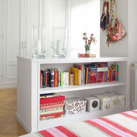 space saving interior design and decorating with storage furniture Small Bedroom Organization, Lots Of Books, Glass Room Divider, Wooden Room Dividers, Bedroom Organization Storage, Hanging Room Dividers, Style Salon, Wooden Room, Glass Room