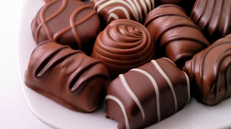 7 Surprising Benefits Of Chocolates - Destination KSA Chocolate Benefits, Chocolate Photos, Food Wallpaper, Chocolate Sweets, Diet Keto, Love Chocolate, Chocolate Gifts, Chocolate Candy, Chocolate Lovers