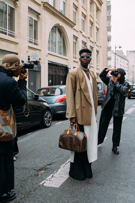 Louis Vuitton Bag Outfit, Louis Vuitton Outfit, Blazer Street Style, Speedy Bag, Paris Fashion Week Men, Street Style Photos, Fashion Forecasting, Street Style Outfits Men, The Best Street Style