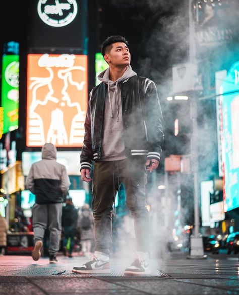 Merch Shoot, Poses Street, Night Photography Portrait, New York Photoshoot, Inspi Photo, Nyc Photoshoot, Men Fashion Photoshoot, Snow Photoshoot, Night Street