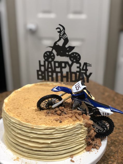 Dirt Bike Smash Cake, Diy Dirt Bike Cake, Motocross Cake Ideas, Motorcycle Cake Kids, Motor Cake Design, Motorcycle Birthday Cakes For Men, Dirt Bike Cakes For Boys, Dirt Bike Cupcakes, Motor Bike Cake