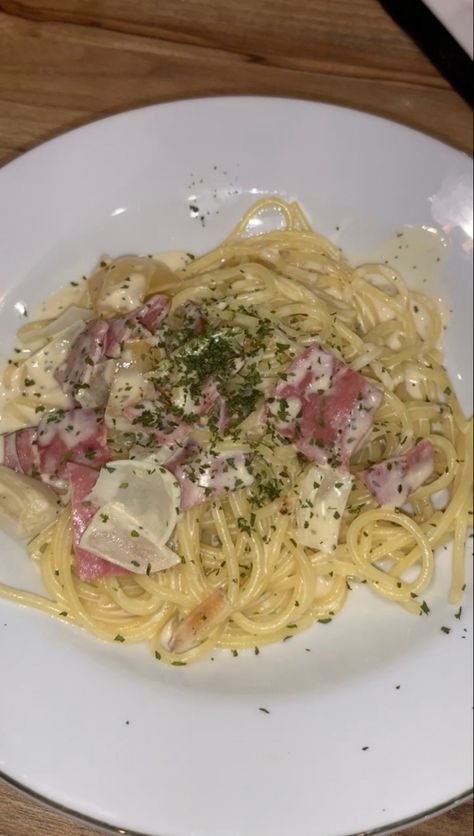 Spaghetti carbonara Speggetti Carbonara, Spaghetti Carbonara Aesthetic, Carbonara Aesthetic, Spagetti Carbonara, Carbonara Pasta, Spaghetti Carbonara, Poor People, Comfort Food, Spaghetti