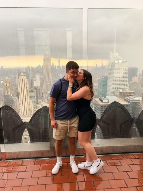 Pictures In Nyc, Nyc Picture Ideas, Outfit Ideas Nyc, Nyc Outfit Ideas, Top Of The Rock Nyc, Jean Shorts Black, Dress Couple, Couple Inspo, 90s Outfits