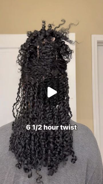 Mo on Instagram: "My goal was to do mini twist and as hour 5 hit the twist size started to become minismall twist 😵‍💫😵‍💫😭😂😭 I’ve been undoing and making the ones that are small and making them mini today ( I have more to go even after this video 😵‍💫😭) twist are my FAVORITE protective style I think they are soooooo versatile! So here are some cute styles you can add to your twist 😘😘 Would you spend 6 1/2 hours doing your hair??" Mid Length Twists Styles For Black Women, Goddess Mini Twists, How To Style Your Twist Braids, Boho Mini Twists Natural Hair, Small Mini Twist, Mini Twists On Blown Out Hair, Side Part Mini Twist, How To Style Spring Twist, Long Twist Braids Hairstyles With Curls