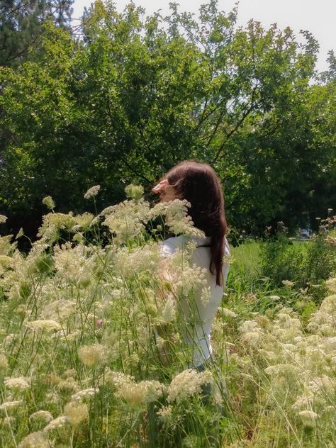 Wildflower field photo inspi faceless candid photoshoot inspo insta aesthetic cottagecore Faceless Insta Pics, Photoshoot Faceless, Faceless Summer Pics, Faceless Photoshoot, Aesthetic Faceless Pics, Faceless Photo Ideas, Holly Core, Candid Photos Aesthetic, Meadow Photoshoot Aesthetic